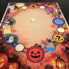 Färgglad spelplan till BOPUDO med Halloweenmotiv, pumpor, spöken och en slingrande spelbana.