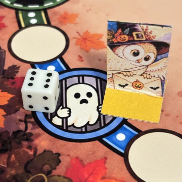 Detaljbild från BOPUDO med spöken, tärning, spelpjäser och lekfulla Halloweenmotiv.